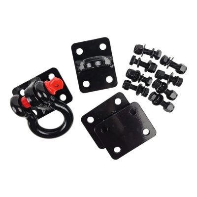 Conjunto de ferragens em metal preto com parafusos e porcas