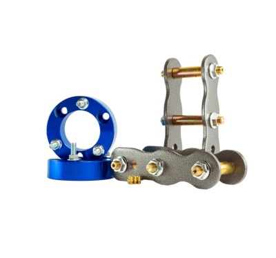 Peças metálicas para automóveis em fundo branco