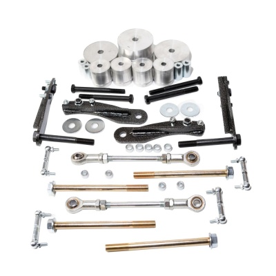 Peças metálicas para mecânica organizadas sobre fundo branco