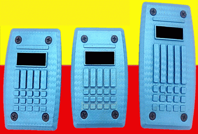 Três calculadoras cinzentas com visor preto e botões em relevo em fundo amarelo/vermelho