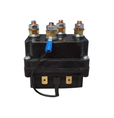 Relé preto com terminais metálicos e fio com conector azul