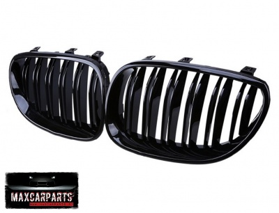 Par de grelhas dianteiras automóveis pretas com barras verticais em fundo branco