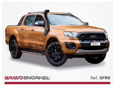 Caminhonete pickup bronze com snorkel preto e jantes pretas em fundo branco