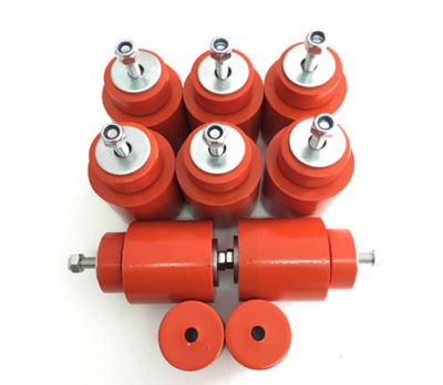 amortecedores ou suportes industriais laranja com parafusos metálicos
