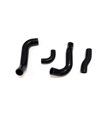 Conjunto de quatro tubos pretos em silicone com diferentes curvas sobre fundo branco.