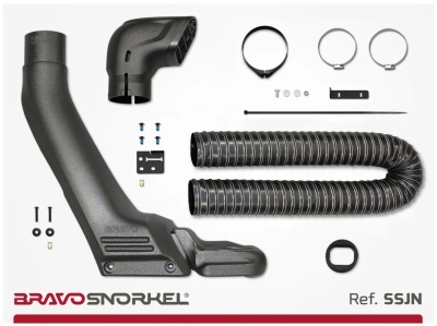 Conjunto de snorkel preto para veículos com peças e acessórios organizados sobre fundo branco.