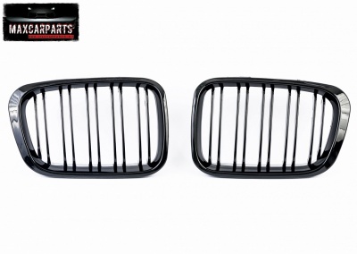 Grelhas dianteiras pretas de carro com barras verticais