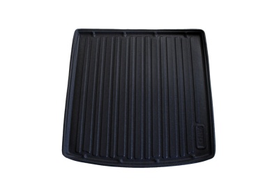 Tapete preto para carga de carro com relevos verticais e bordas elevadas