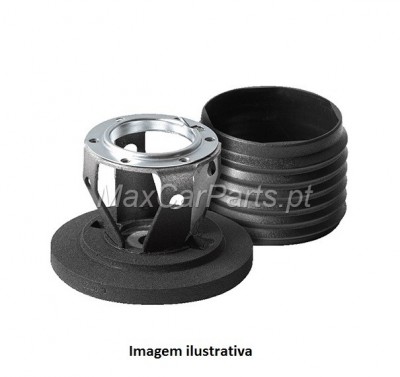 Peças automóveis em suporte metálico e plástico preto sobre fundo branco