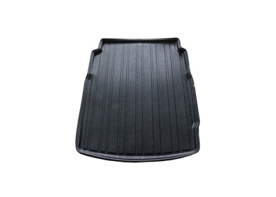 Tapete preto de plástico para carro com textura e relevos longitudinais