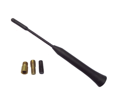 Antena preta com três adaptadores metálicos.