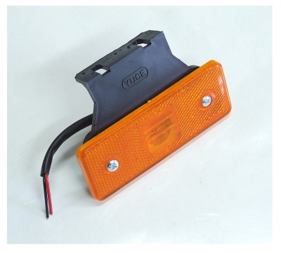 Farolim rectangular laranja com suporte preto e fios elétricos.