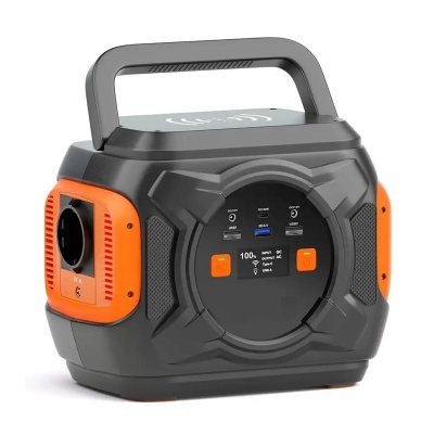 Gerador portátil preto com detalhes laranja, ecrã digital e pega para transporte.