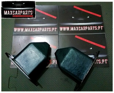 Suportes de plástico preto sobre placas com texto WWW.MAXCARPARTS.PT