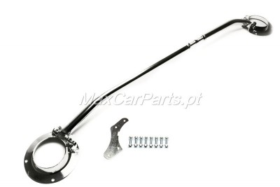 Barra de ligação metálica prateada com parafusos e peça adicional, sobre fundo branco