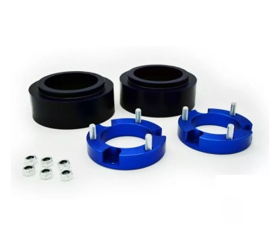 Espaçadores e bases azuis com pinos e porcas metálicas sobre fundo branco