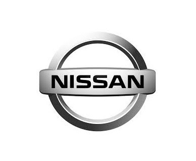 Emblema prateado com texto NISSAN preto