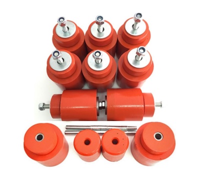 Peças cilíndricas laranja com componentes metálicos sobre fundo branco