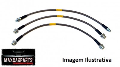 Três tubos flexíveis com conectores metálicos sobre fundo branco