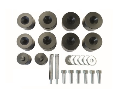 Conjunto de peças metálicas e parafusos cinzentos sobre fundo branco