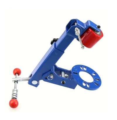 Dispositivo mecânico azul com peças vermelhas e partes metálicas