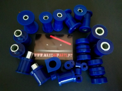 Peças automóveis azuis de borracha e metal dispostas em círculo sobre cartão preto com texto WWW.MAXCARPARTS.PT