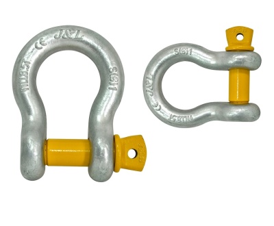 Manilhas metálicas prateadas com pinos amarelos e inscrições visíveis