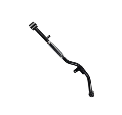 Braço de suspensão automóvel preto metálico sobre fundo branco