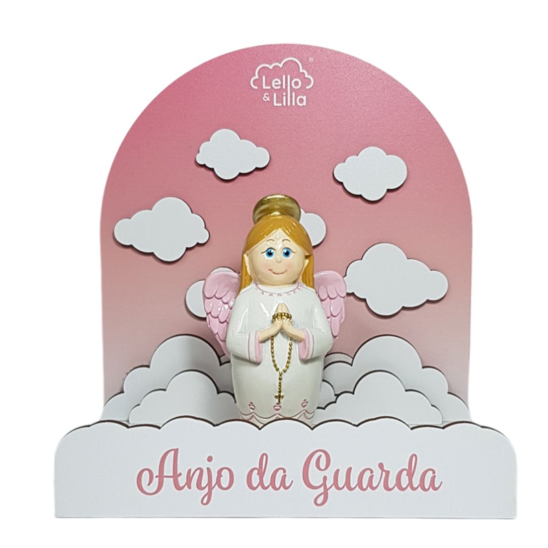Figurinha de anjo da guarda com asas cor-de-rosa em suporte decorativo rosa com nuvens brancas