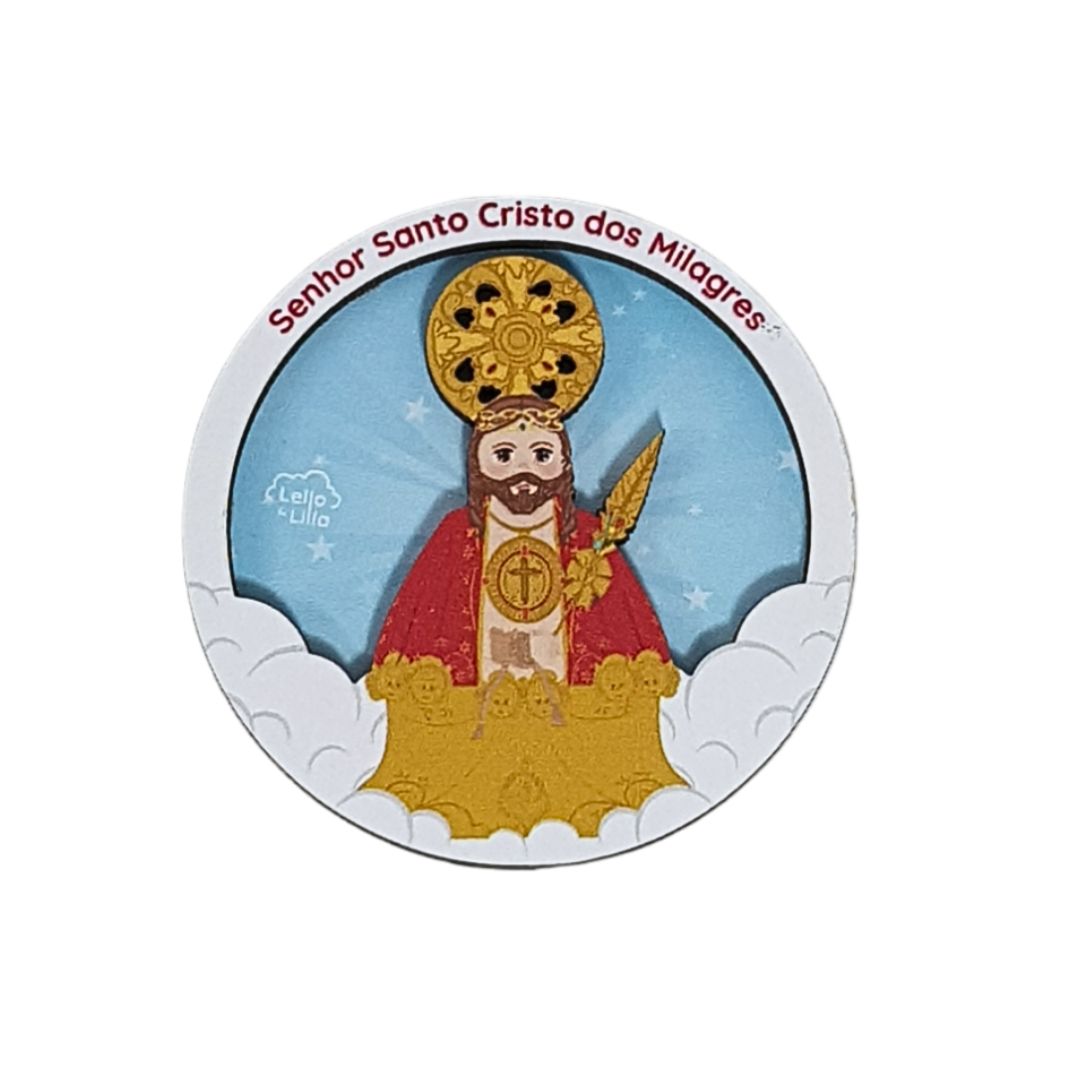 Íman redondo do Senhor Santo Cristo dos Milagres com fundo azul e nuvens brancas