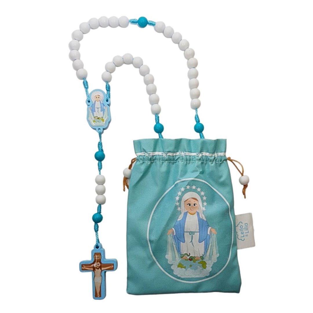 Rosário branco e azul com saco azul claro com imagem da Virgem Maria.