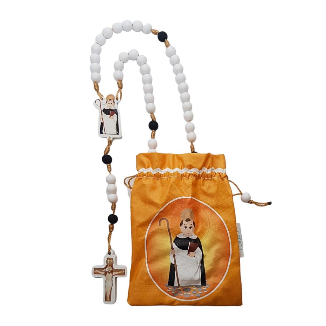 Terço com contas brancas e pretas e saco amarelo com imagem de santo