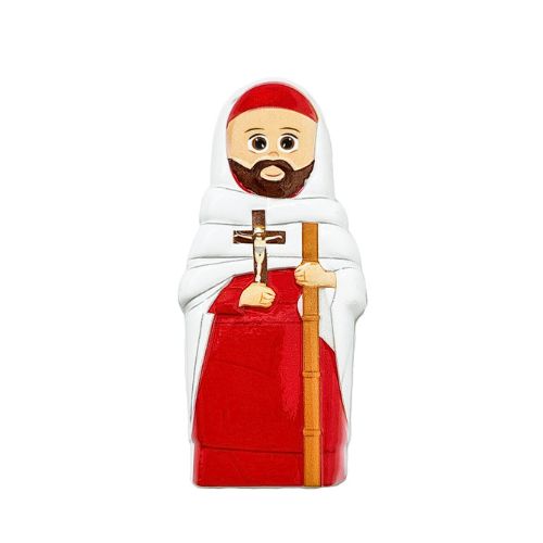 Figurinha de santo com vestes brancas e vermelhas segurando crucifixo e cajado