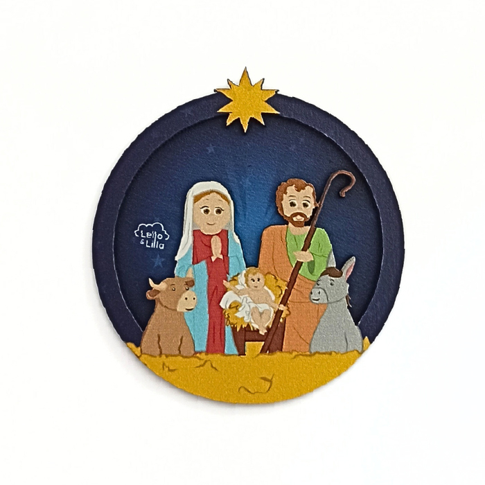 Ilustração de presépio em tecido com figuras de Maria, José, menino Jesus, vaca e burro sobre fundo azul e estrela amarela.