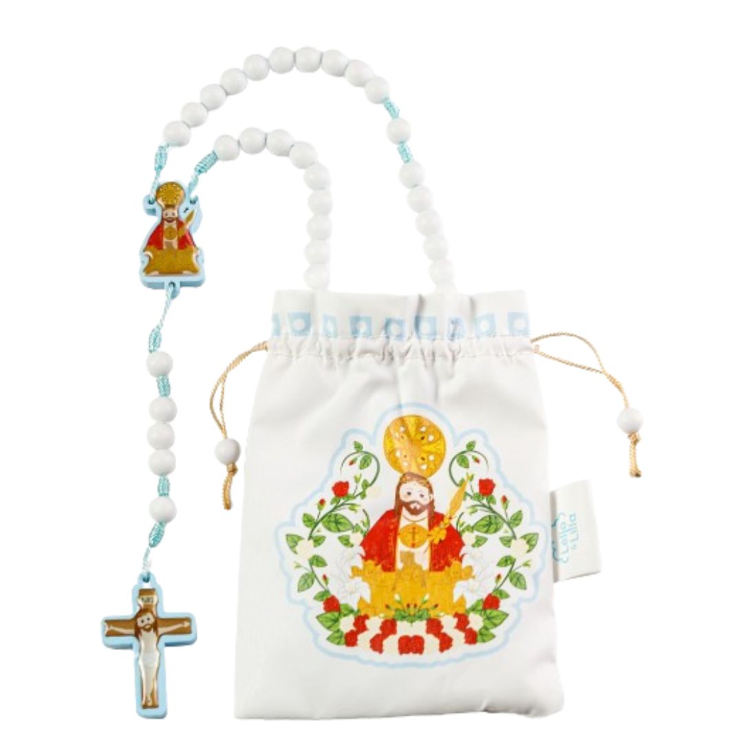 Terço branco com crucifixo azul e saco branco decorado com imagem religiosa