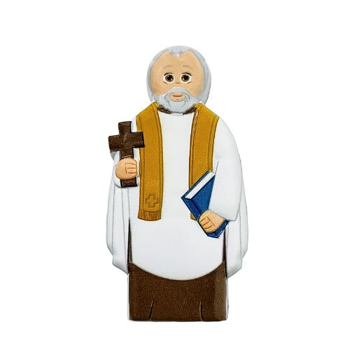 Figura decorativa de sacerdote em túnica branca e faixa amarela com crucifixo e livro