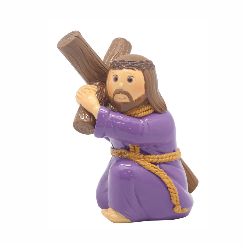 Figura decorativa de personagem ajoelhada com túnica roxa e troncos de madeira