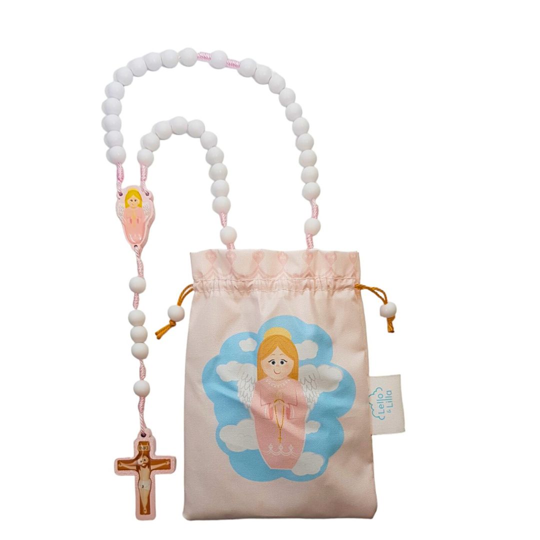 Terço branco com crucifixo marrom e saco rosa com anjo desenhado