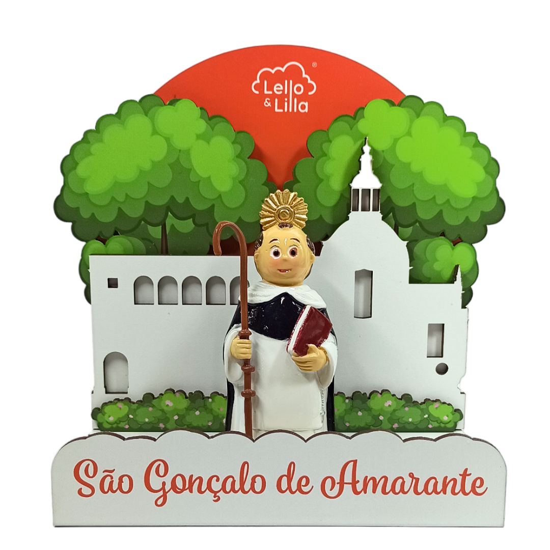 Figura decorativa de São Gonçalo de Amarante em base com texto e fundo com árvores e edifícios