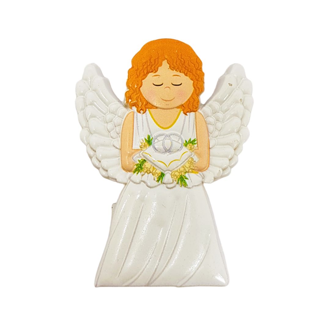 Estatueta de anjo branco com cabelo laranja e asas, segurando coração com anéis