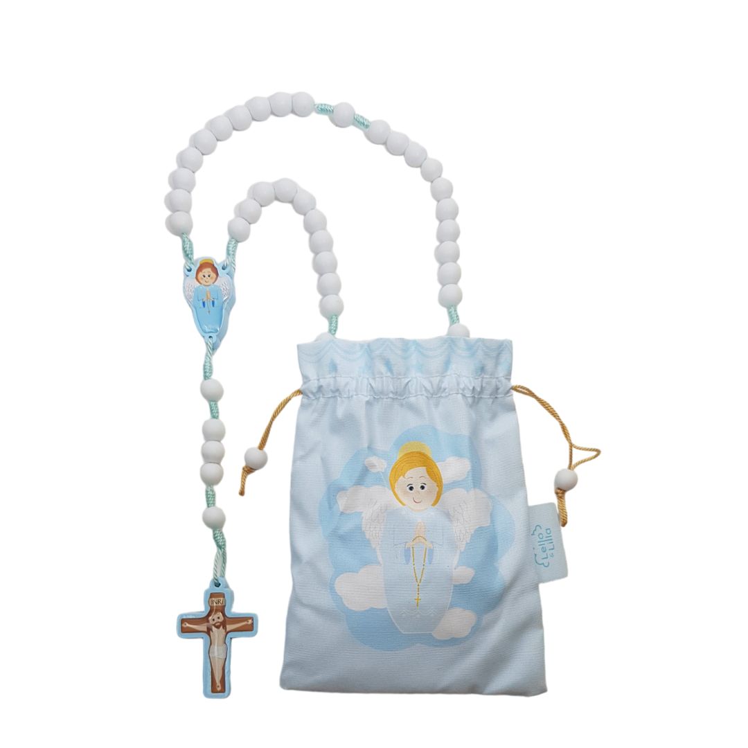 Colar de contas brancas com crucifixo e anjo, saco azul com anjo
