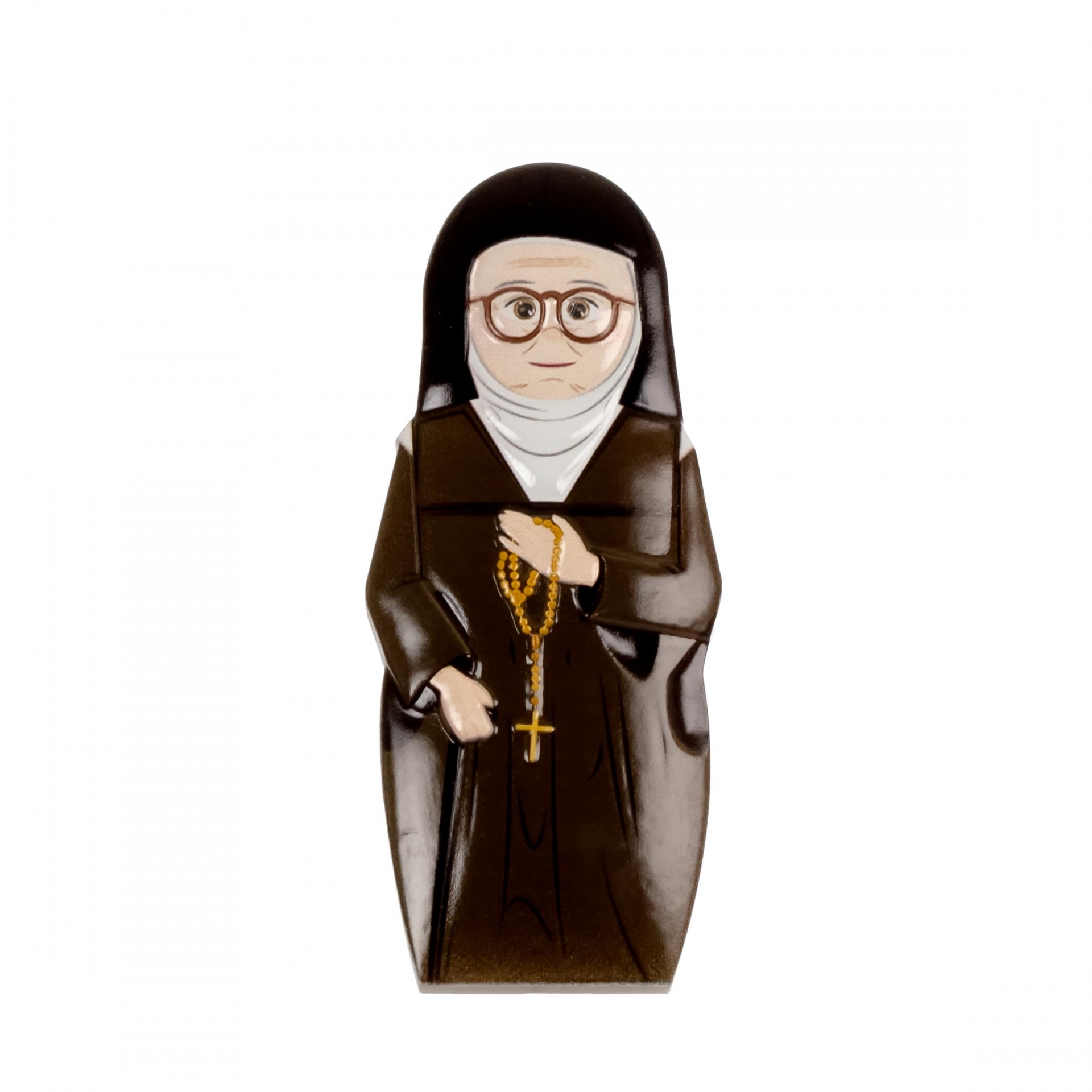 Figura decorativa de freira com hábito castanho e rosário dourado.