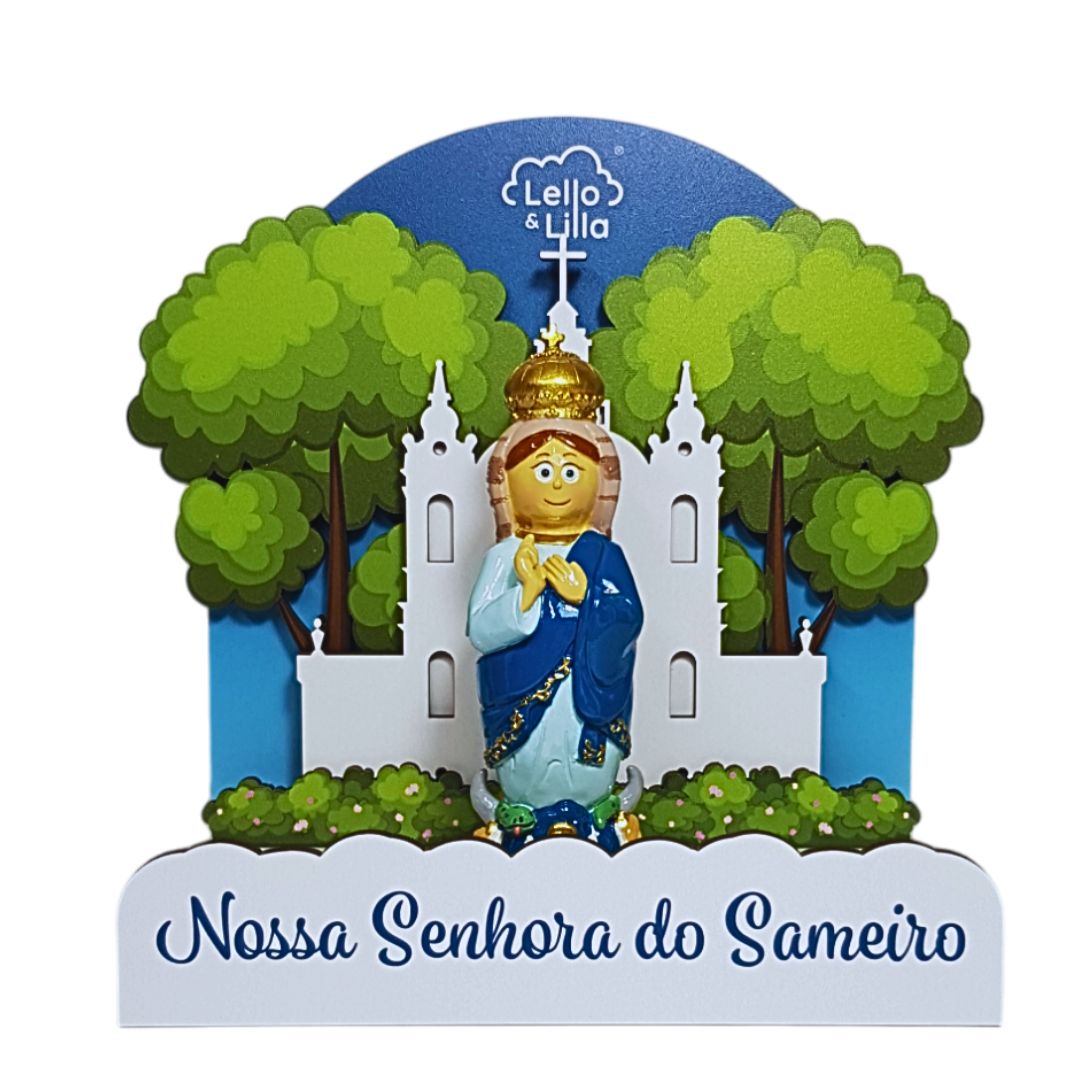 Escultura colorida de Nossa Senhora do Sameiro com cenário de igreja e árvores