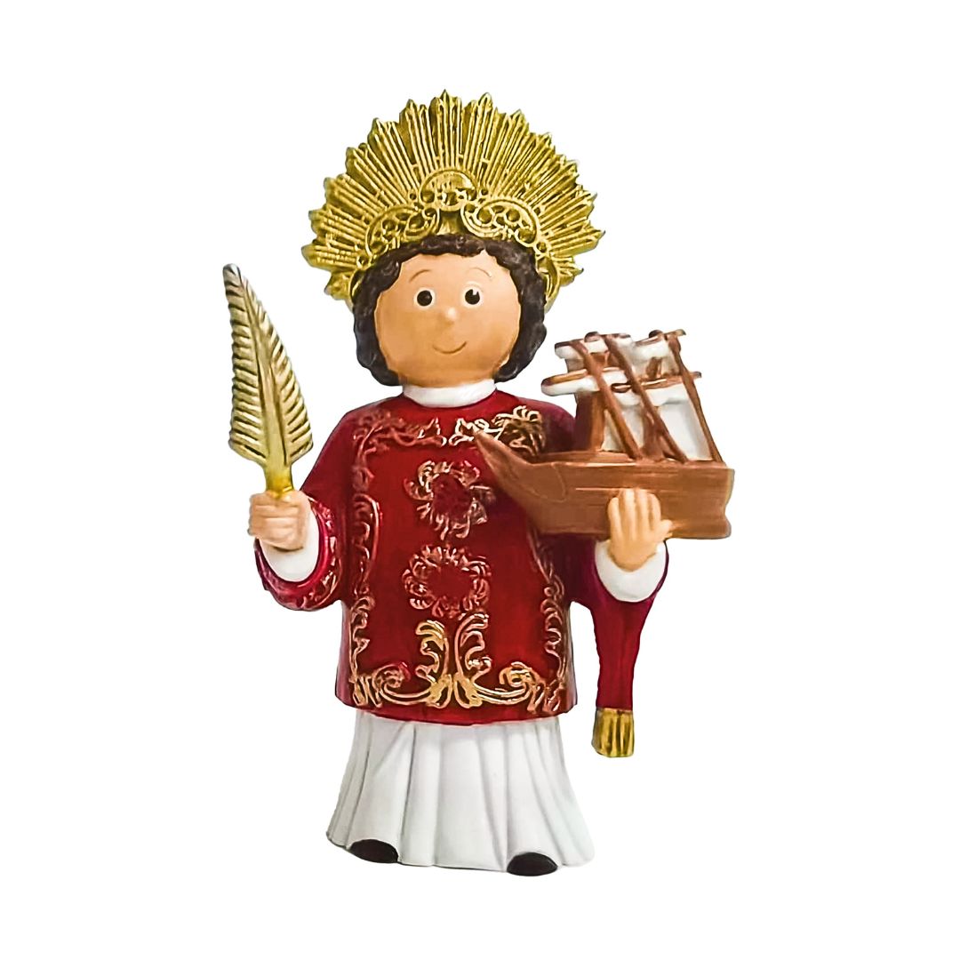 Figura decorativa de menino com túnica vermelha e branca, auréola dourada, segurando pena e barco