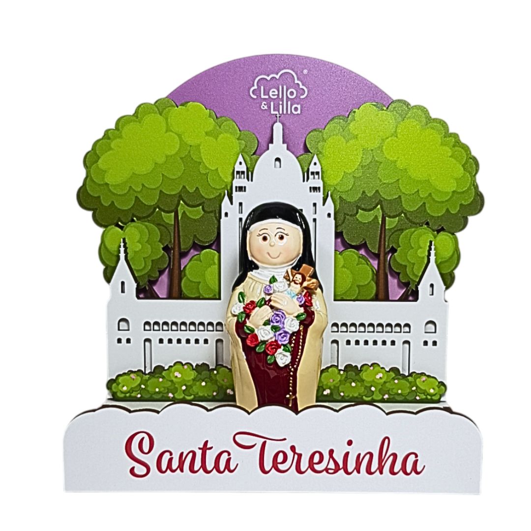Figura decorativa Santa Teresinha com fundo de árvores e edifício branco