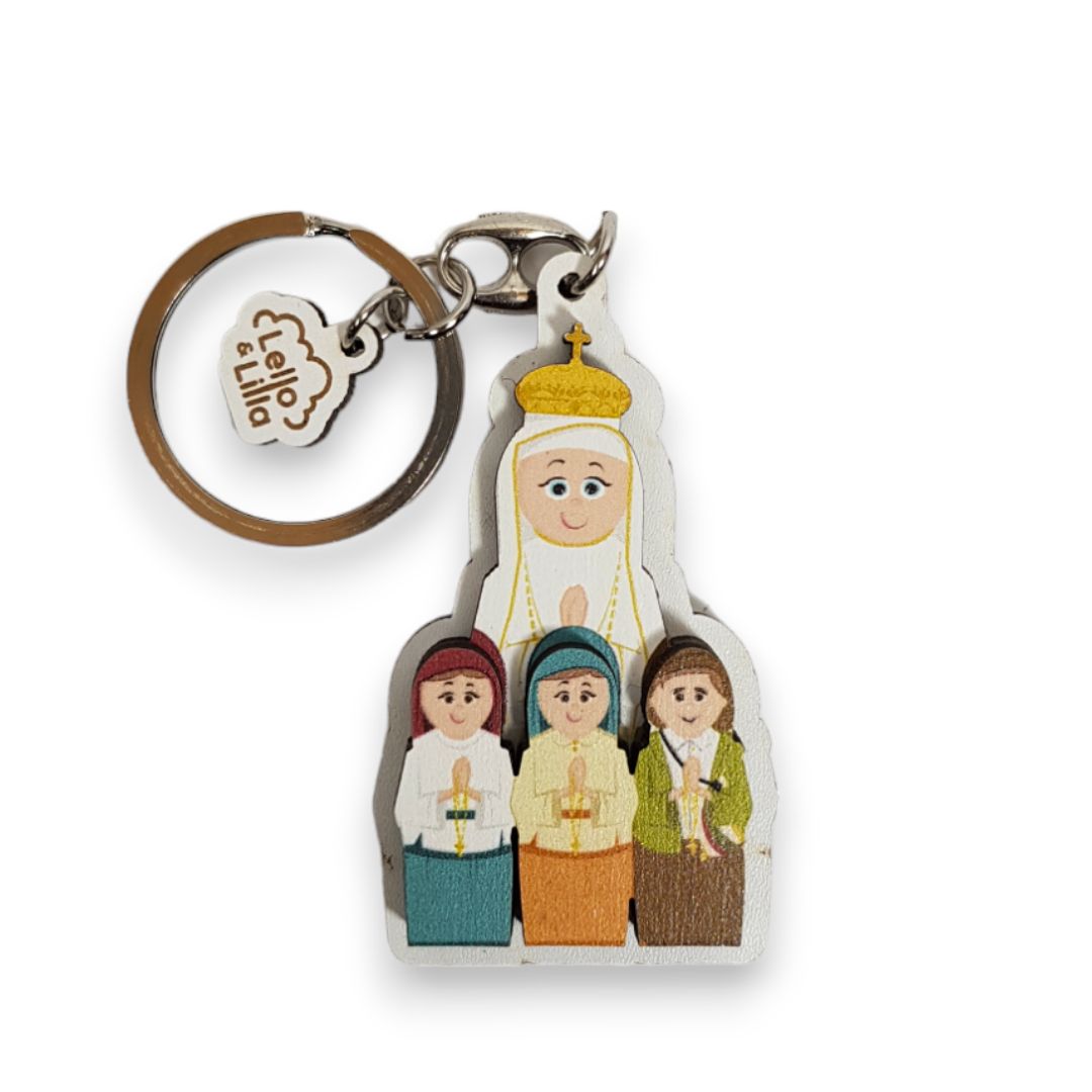 Chaveiro de madeira com figuras religiosas estilizadas e argola metálica