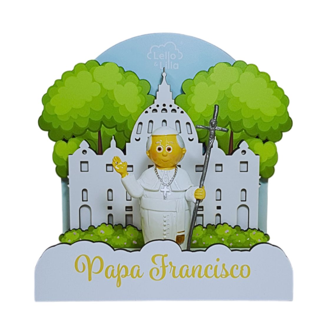 Figurinha do Papa Francisco com fundo de edifício e árvores