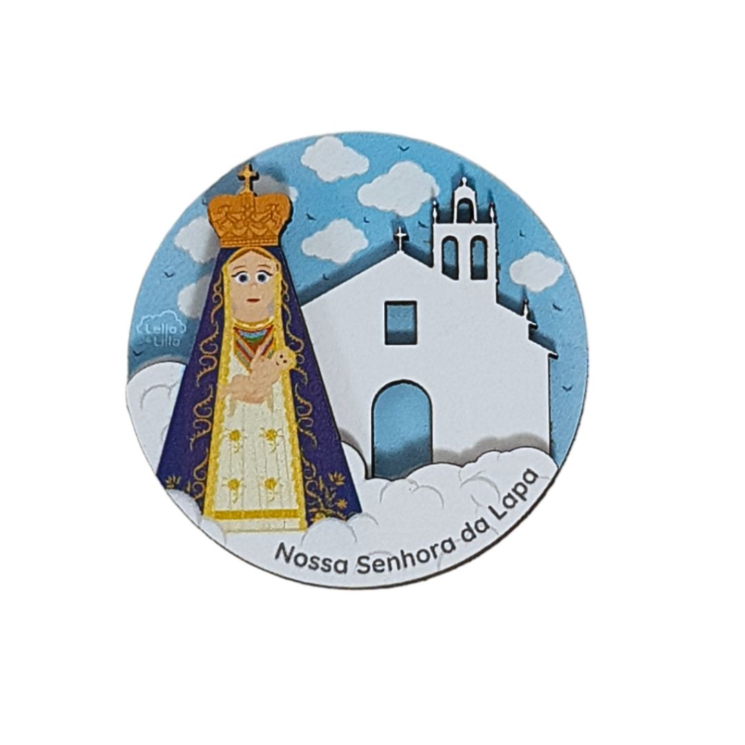 Imagem redonda de Nossa Senhora da Lapa com igreja e nuvens num fundo azul