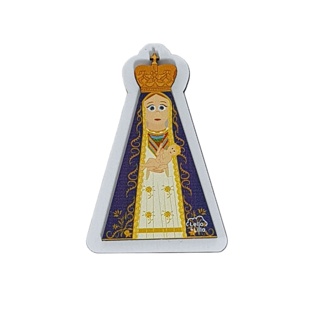 Magnete com figura religiosa feminina de manto roxo e branco com coroa dourada