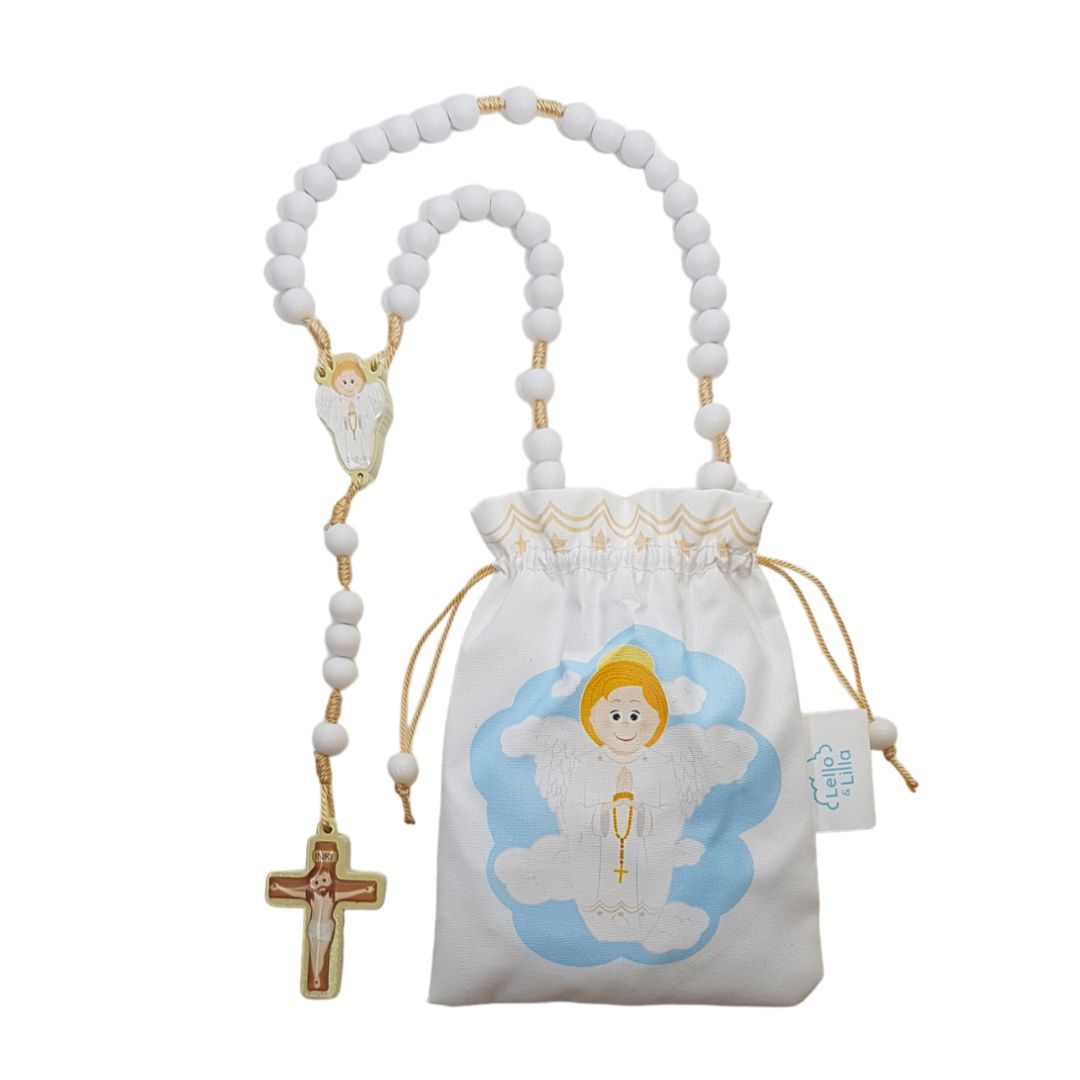 Terço branco com crucifixo de madeira e saco com desenho de anjo